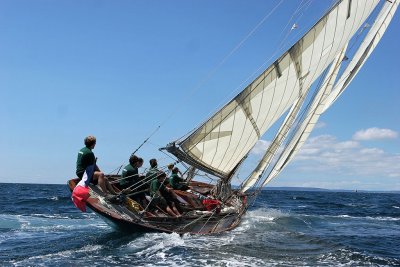 2 Douarnenez 2006 - Jeudi 27 juillet - Pen Duick 1er voilier mythique d'Eric Tabarly