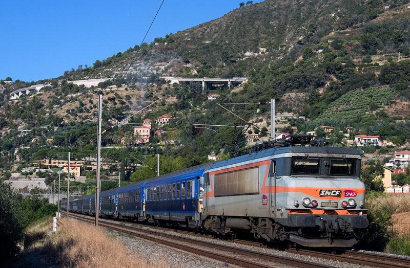 Coming from Paris, the BB22333 and Le Train Bleu near Ventimiglia.