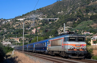 Coming from Paris, the BB22333 and Le Train Bleu near Ventimiglia.