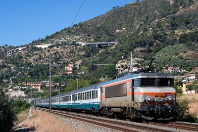 An Italian composition for the train Nice-Milano and the BB22339, near Ventimiglia.