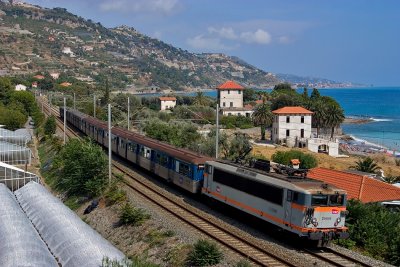 The BB25648 between Ventimiglia and Menton, heading to Nice.
