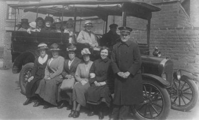 1924 - Circa  Wellings Coach taken in Hallams Row (Off Albert Street) Burton on Trent