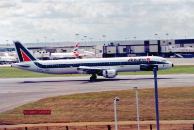 Alitalia (I-BIXB) Airbus A321 @ Heathrow