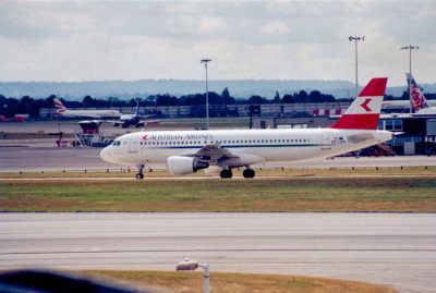 Austrian (OE-LBQ) Airbus A320 @ Heathrow