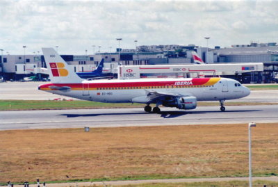 Iberia (EC-HDO) Airbus A320 @ Heathrow