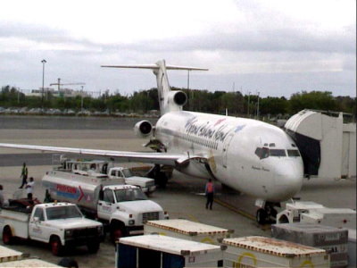Laker Bahamas Airways (N580GR) Boeing 727 waiting to board @ Fort Lauderdale to Bahamas