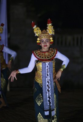 Bali Early Dance Performance of a GAMBUH DANCE by the MEKAR BHUANA CONSERVATORY plus HD video of the complete performance