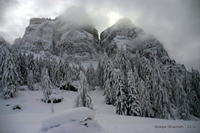 Il Monte Pelo spunta per un attimo dalle nubi