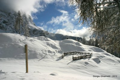 tutto riposa sotto un manto bianco