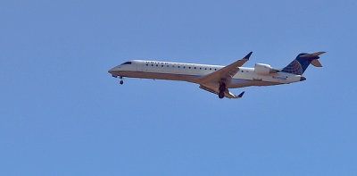 A United Airlines craft on final approach