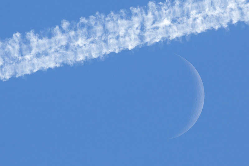 1/14/2013  Moon and contrail