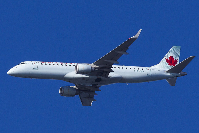 Air Canada Embraer ERJ-190-1001GW 190AR C-FLWH.jpg