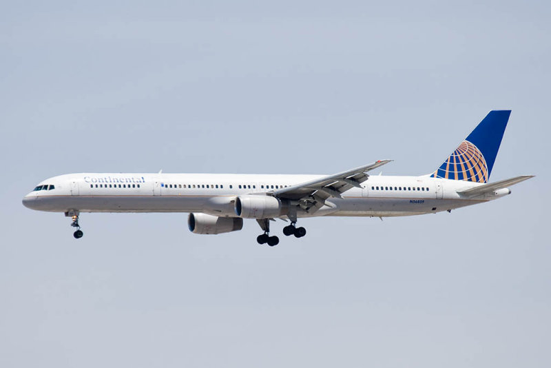 Continental Airlines Boeing 757-324  N56859