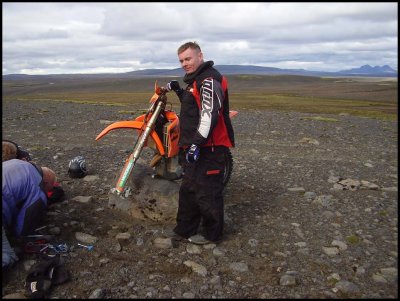 En þá kom fyrsta punteringin. KTM á einu hjóli.