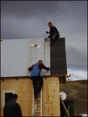 Eins gott að klára þakið. Það er dimmt framundan.