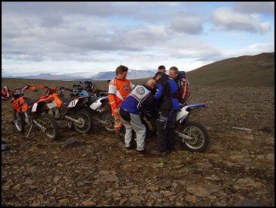 Fullt af spekingum að laga kúplinguna há Fannari. Þeim mun fleiri þeim mun auðveldara !