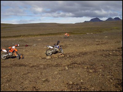 Augmingja Andrés. Leiðir hjólið að standara með sprungið framdekk í 3 sinn. Og ekki allt búið enn.
