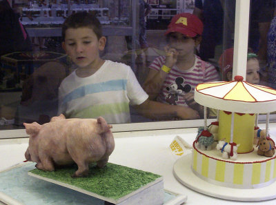Pig cake and doubting viewers