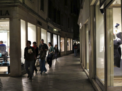 IMG_3628.Venice night shoppers.jpg
