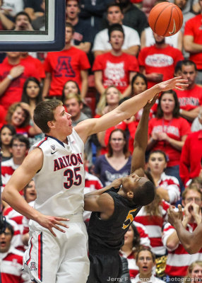 Wildcats C Tarczewski blocks a shot by 49ers G Mike Caffey