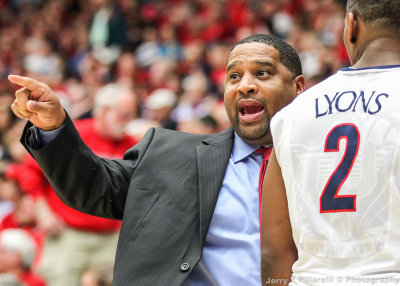 Arizona Wildcats Assistant Coach Emanuel “Book” Richardson talks to G Lyons