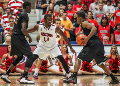 Wildcats F Hill stays in front of 49ers G Caffey as F Ennis moves in for the pick