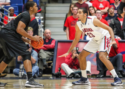 Wildcats F Jerrett defends a 49ers player on the perimeter