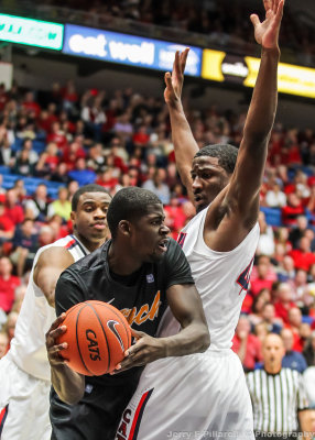Wildcats F Hill traps a 49ers player along the baseline