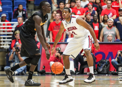 Wildcats G Parrom stays in front of 49ers F Deng