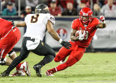 Wildcats RB Daniel Jenkins changes direction to avoid Sun Devils LB Magee