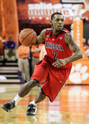 Arizona G Mark Lyons takes the ball to the basket