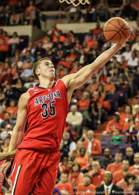 Wildcats C Kaleb Tarczewski snares an offensive rebound