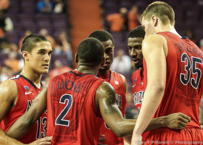 Arizona players meet before a free throw attempt