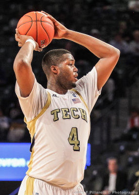 Georgia Tech F Robert Carter Jr. looks to pass