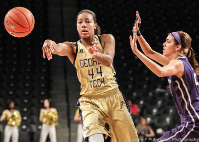 Yellow Jackets F Jasmine Blain passes to a teammate
