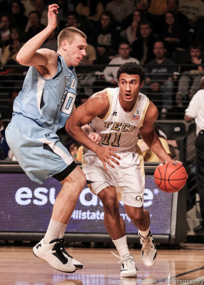 Yellow Jackets G Chris Bolden drives the baseline past Bulldogs F Matt Van Scyoc