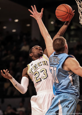 Yellow Jackets G Reed goes to the basket around Bulldogs F Van Scyoc