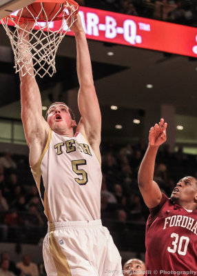 Yellow Jackets C Miller dunks over Rams F Rhoomes