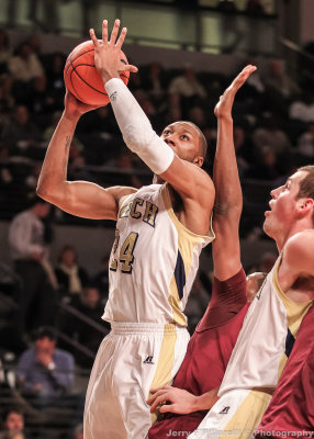 Yellow Jackets F Holsey puts up a short jumper