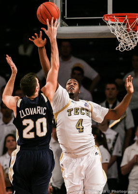 Jackets F Carter attempts to block a shot by Mocs F Zlovaric