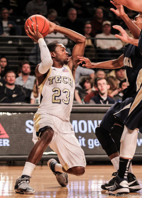 Jackets G Reed works to avoid the Mocs double team