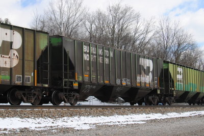 448023