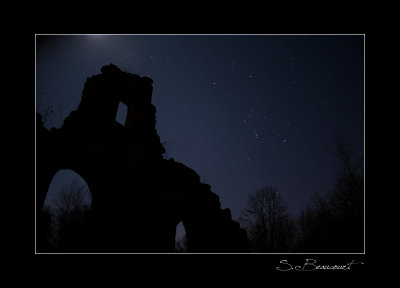 Lever d'Orion sur l'abbaye de Vauclair