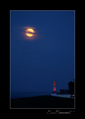 Pleine lune sur le phare de Verzenay