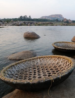 1726 Hampi Coracle.jpg