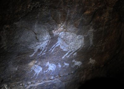 0500 Pachmarhi cave paintings 2-2.jpg