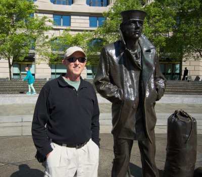 LR-3445_2.jpg_Former Navy man @ Navy Memorial, Washington, DC