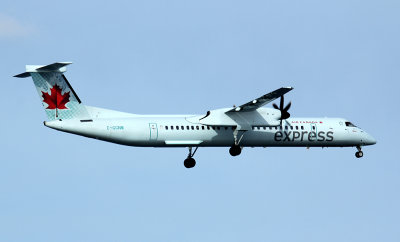 Air Canada Express Dash-8-400 approaching JFK Runway 4R