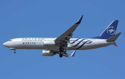 Delta B-737-800 in SkyTeam special livery.