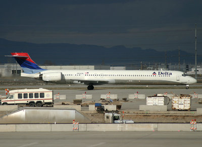 DL MD-90 taxi by construction work, SLC, April 2006